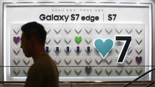 삼성전자가 7일 매출액 50조원, 영업익 8조1000억원의 2분기 잠정실적을 발표했다. 이는 작년 2분기와 비교해 영업이익이 17.4% 늘어나는 등 시장 기대치를 웃도는 실적이다. 이날 서울 서초구 삼성전자 서초사옥의 삼성전자 홍보관 모습.  연합뉴스
